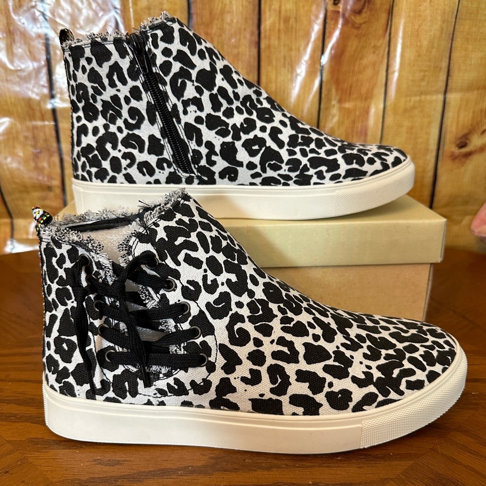 Very G women’s white and black shoe size 9.5